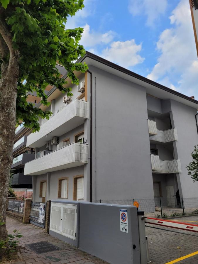 Villa Sonia Apartment & Rooms Lignano Sabbiadoro Dış mekan fotoğraf